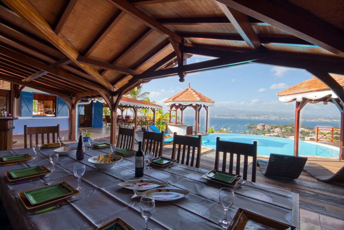 location villa martinique terrasse avec table à manger vue 2
