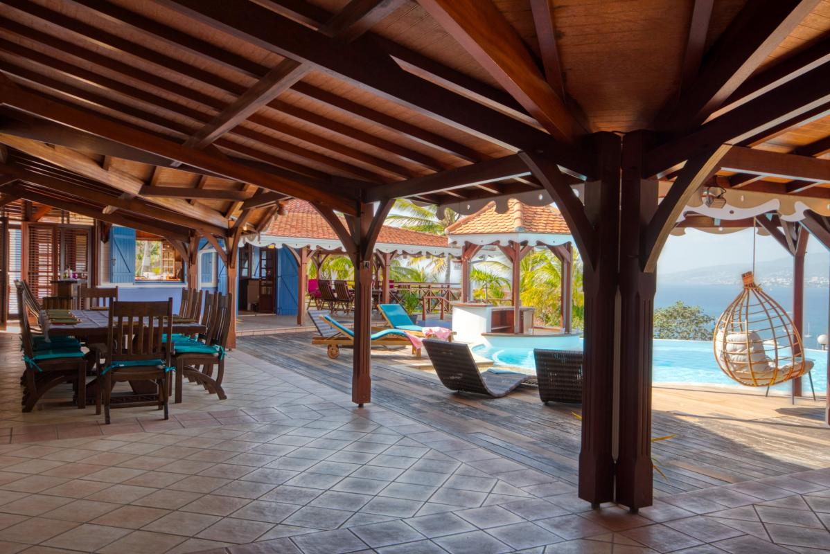 location villa martinique terrasse avec table à manger vue 3