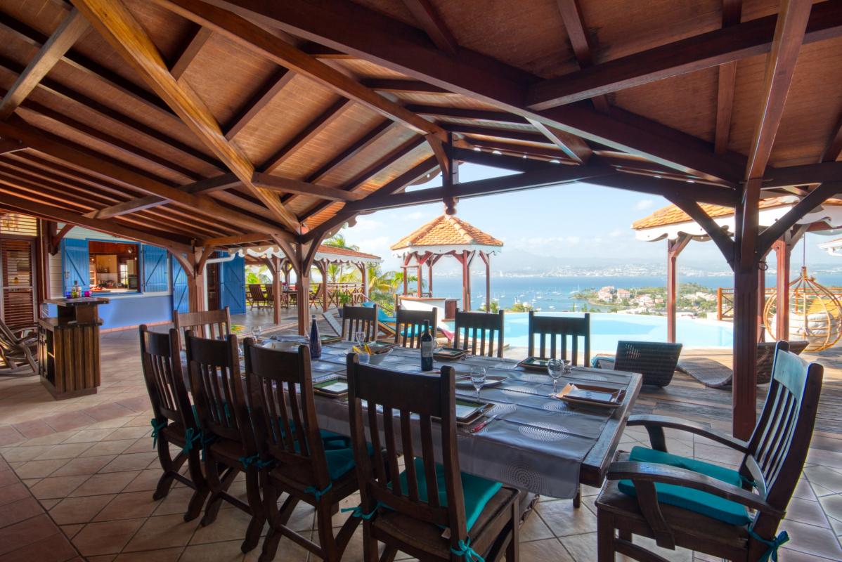 location villa martinique terrasse avec table à manger