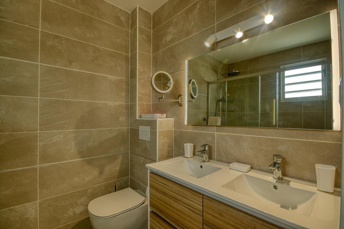 Location appartement luxe Trois Ilet Martinique - Salle de bain de la  Suite parentale