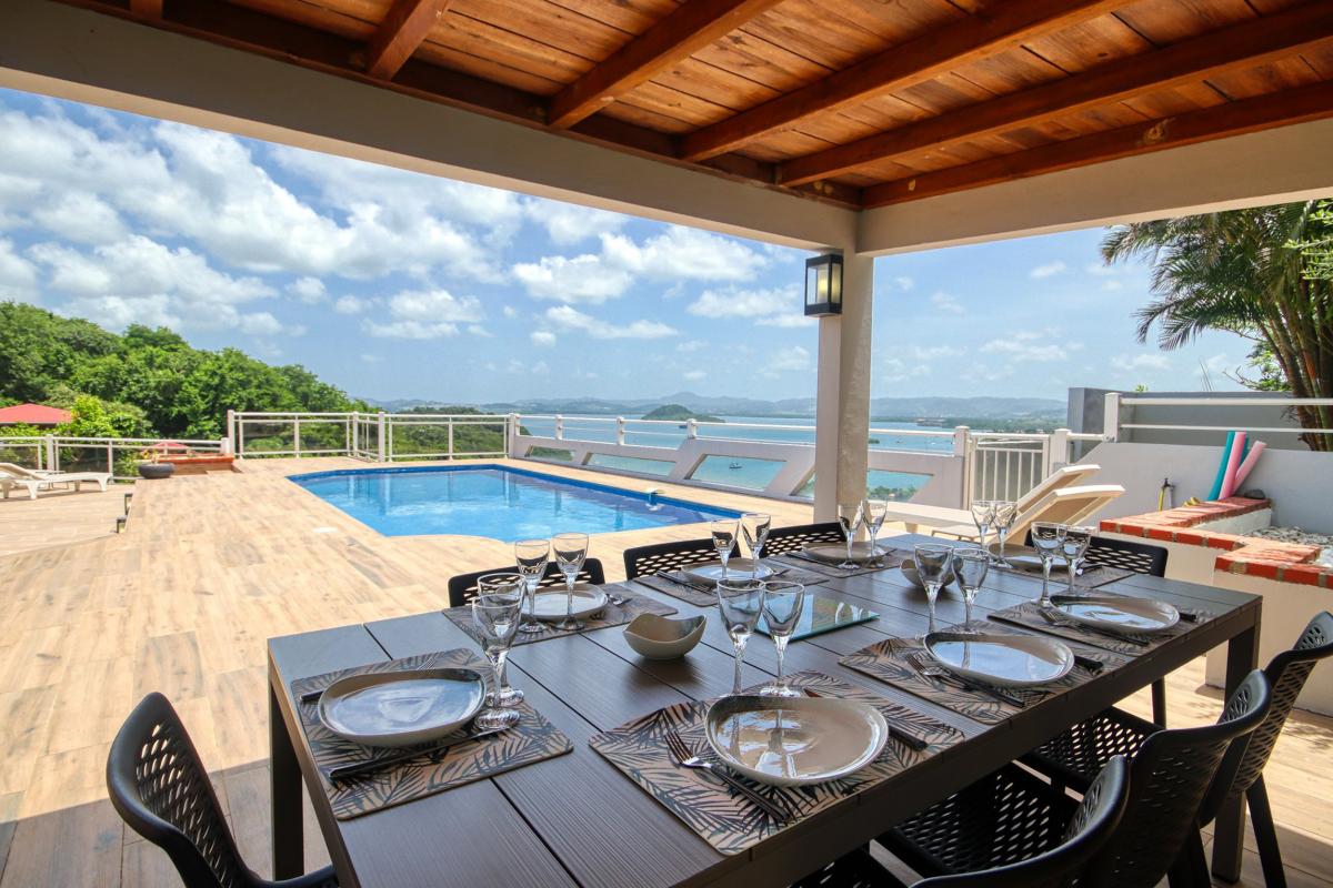 Villa-luxe-Martinique - Espace-repas-avec-vue-mer-et-piscine