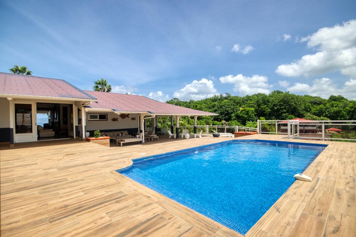 Villa luxe Martinique - Piscine et vue villa