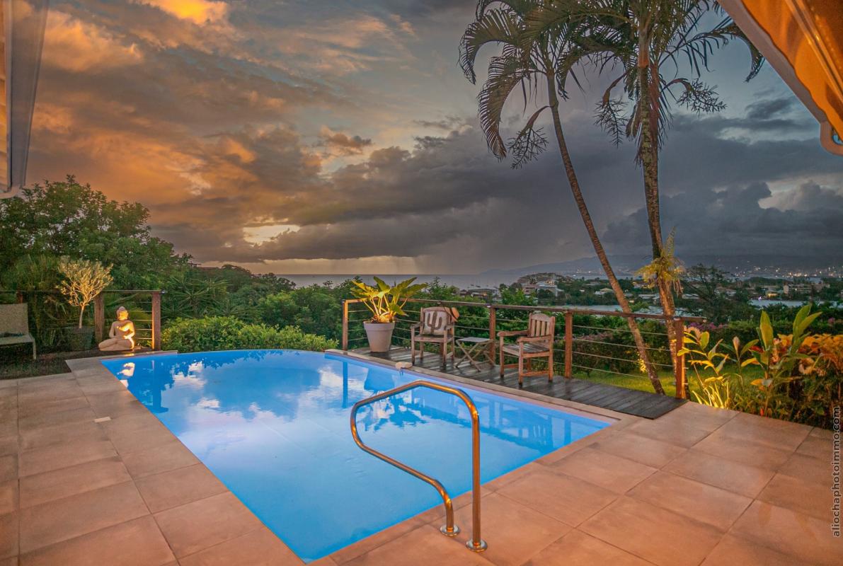 Location villa martinique - Piscine et vue nocturne