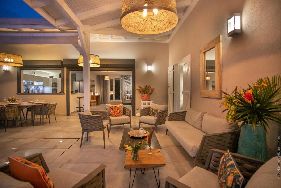 Location villa martinique - Salon extérieur de nuit