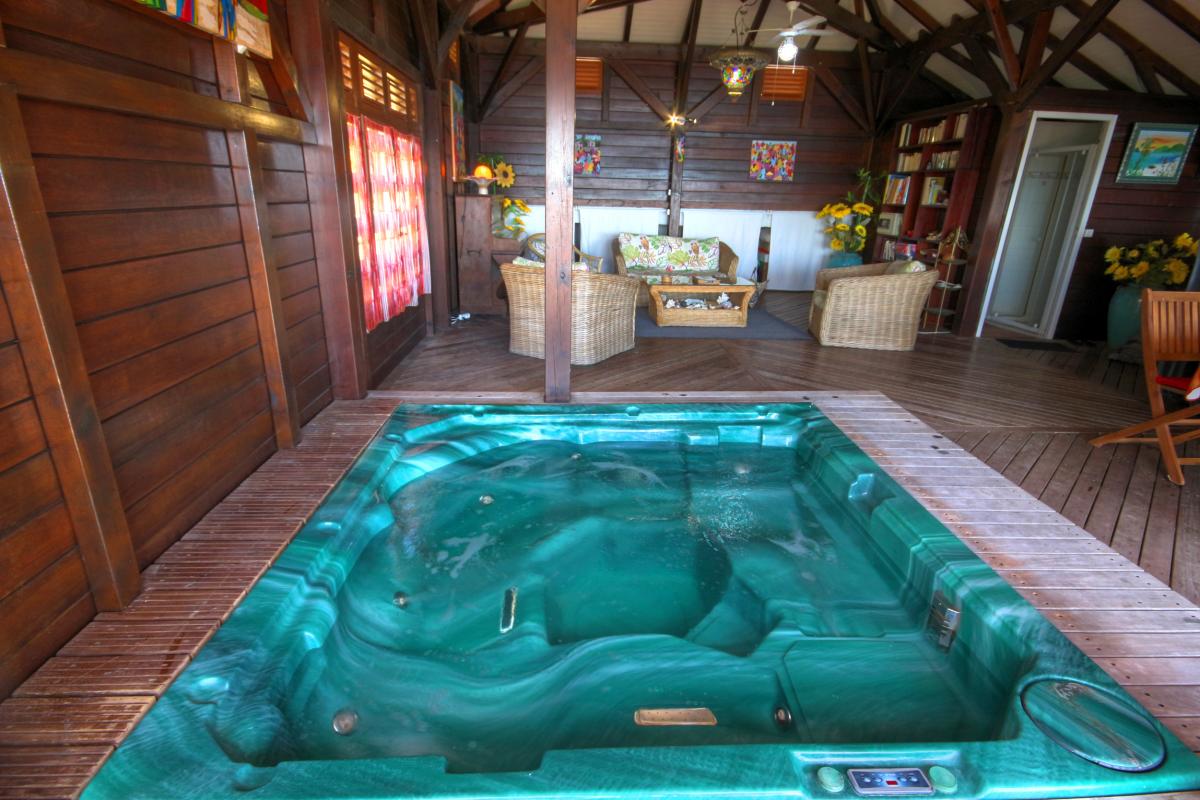MQTR01 villa avec piscine jacuzzi vue mer tartane caravelle trinité martinique vue mer