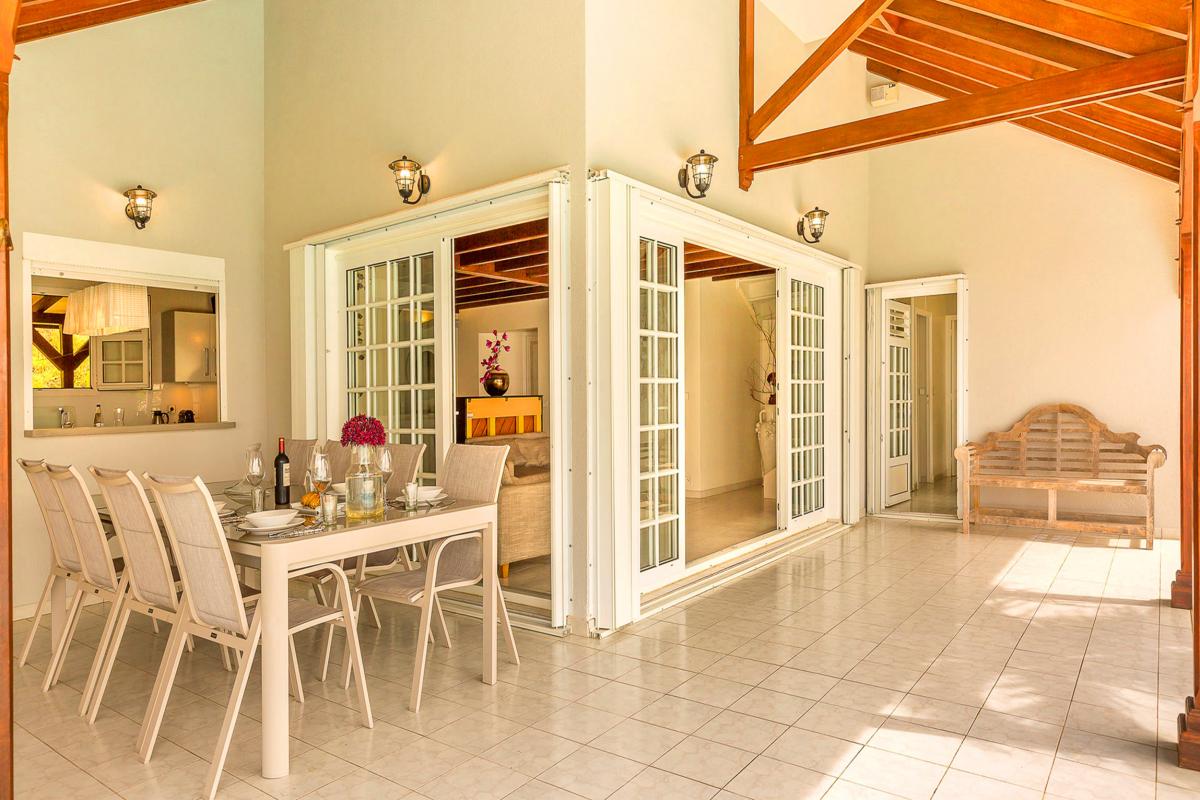 MQTR07 Location villa Martinique Trinité Piscine Vue mer table ext