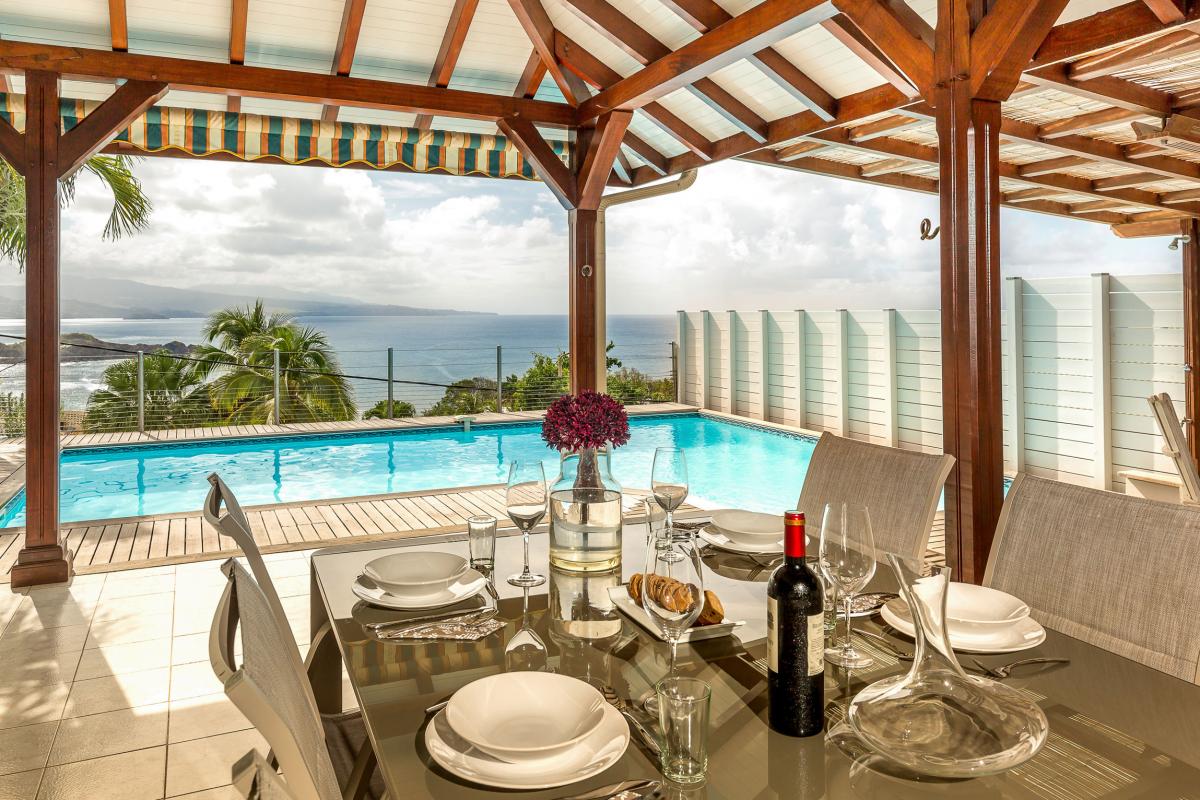 MQTR07 Location villa Martinique Trinité Piscine Vue mer table terrasse 