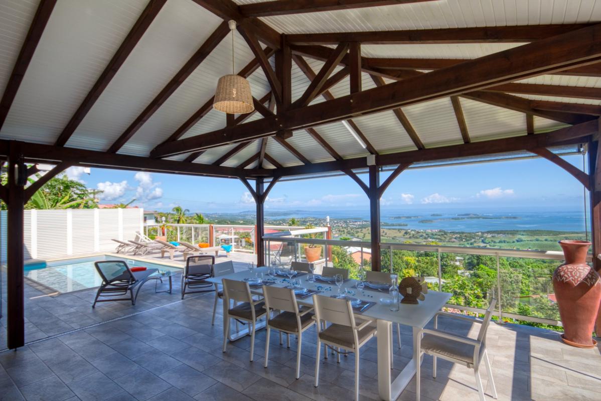 Location villa de luxe Martinique piscine vue mer table terrasse