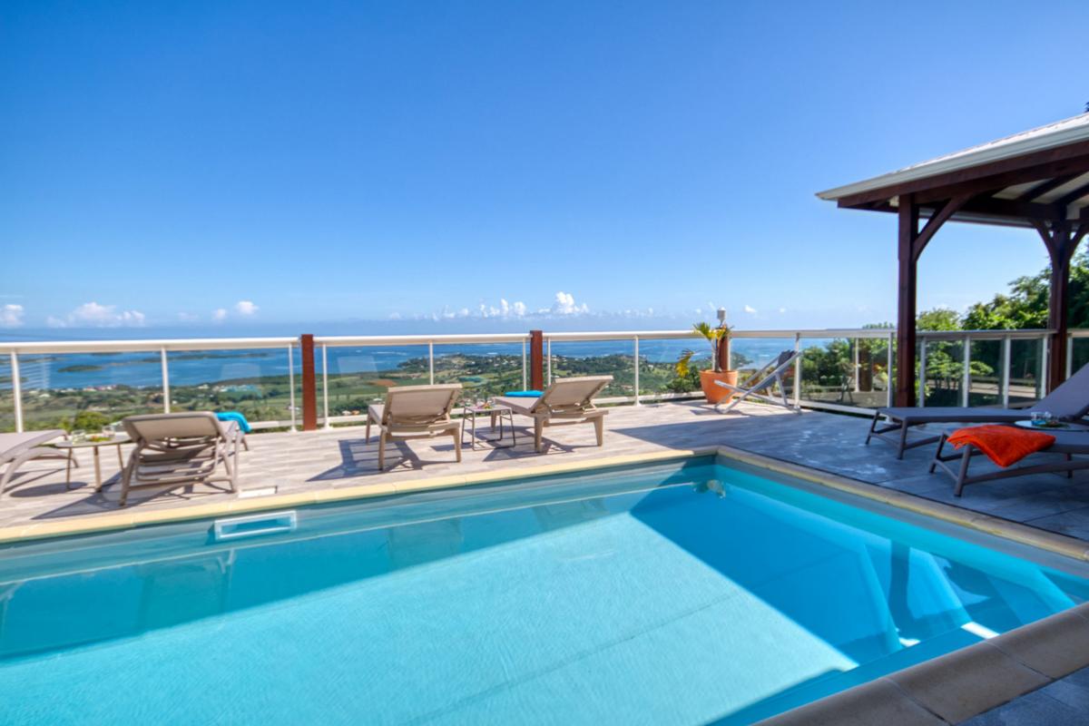 Location villa de luxe Martinique piscine vue mer table terrasse