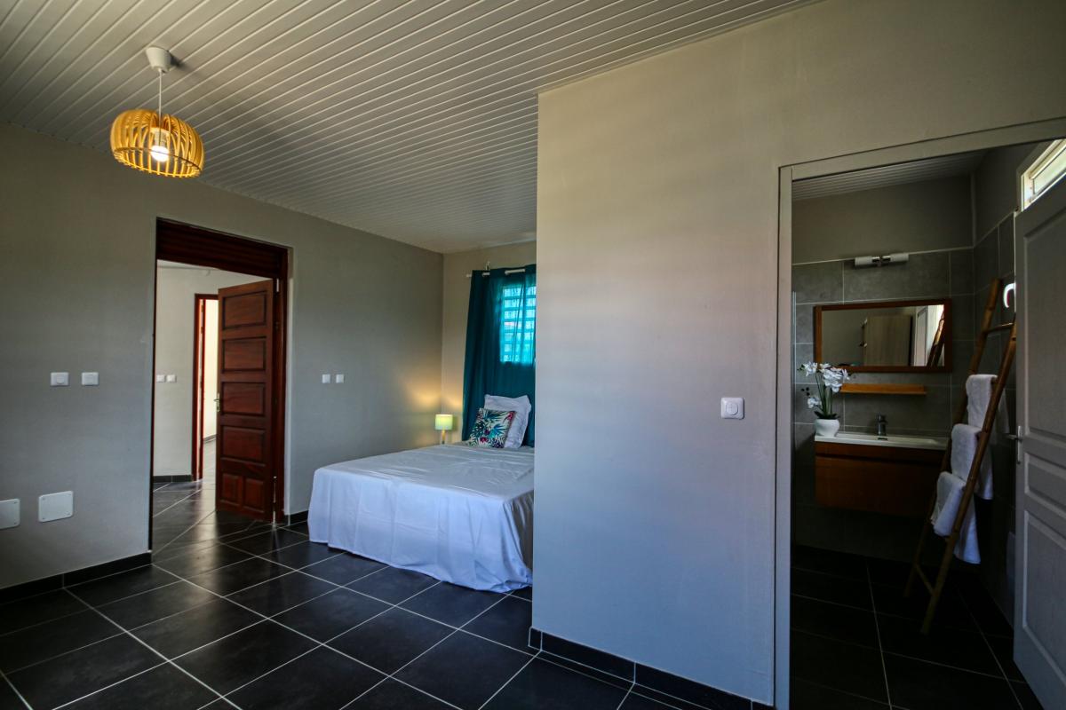 Location villa martinique chambre double avec penderie et salle d'eau privative 2