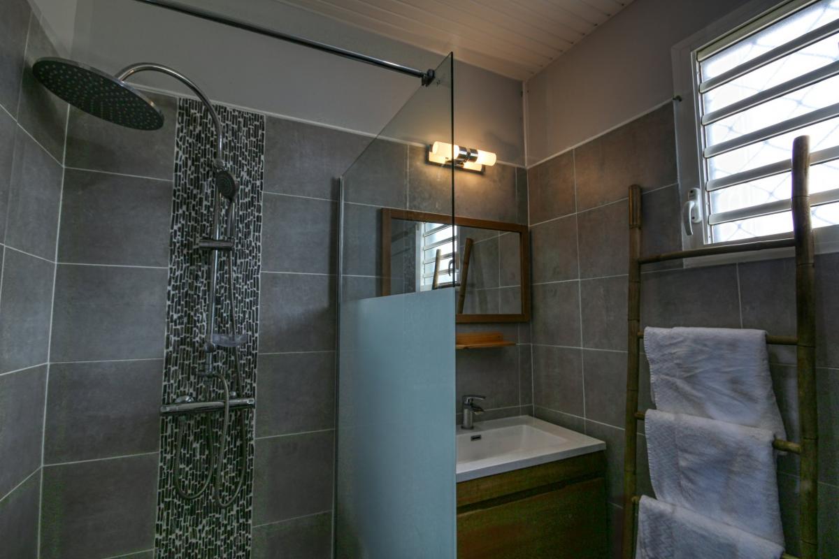 Location villa martinique chambre double avec salle d'eau privative