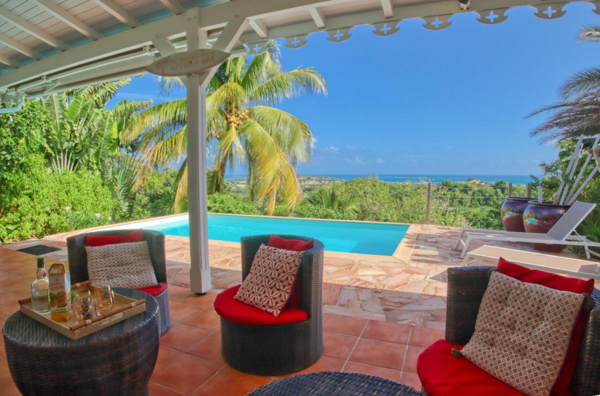 location villa martinique grande terrasse couverte avec salon et vue me