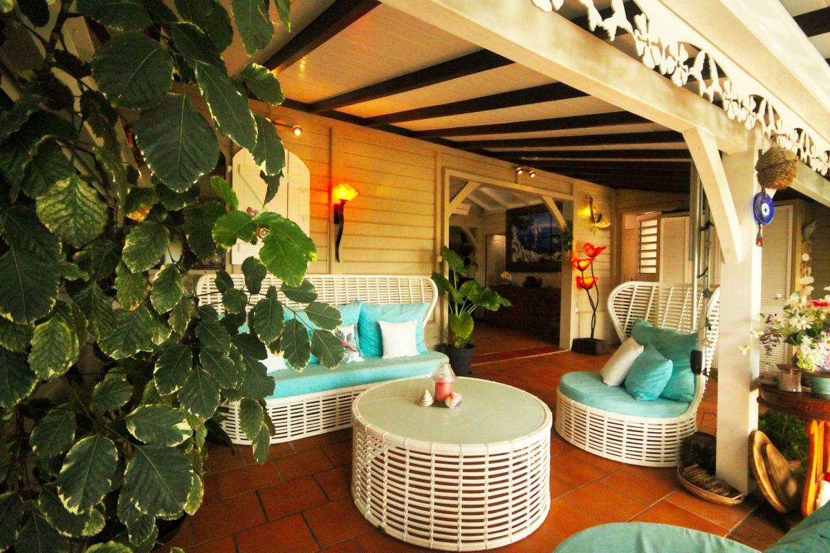13 Location-villa-piscine-2-chambres-Martinique_salon terrasse 1