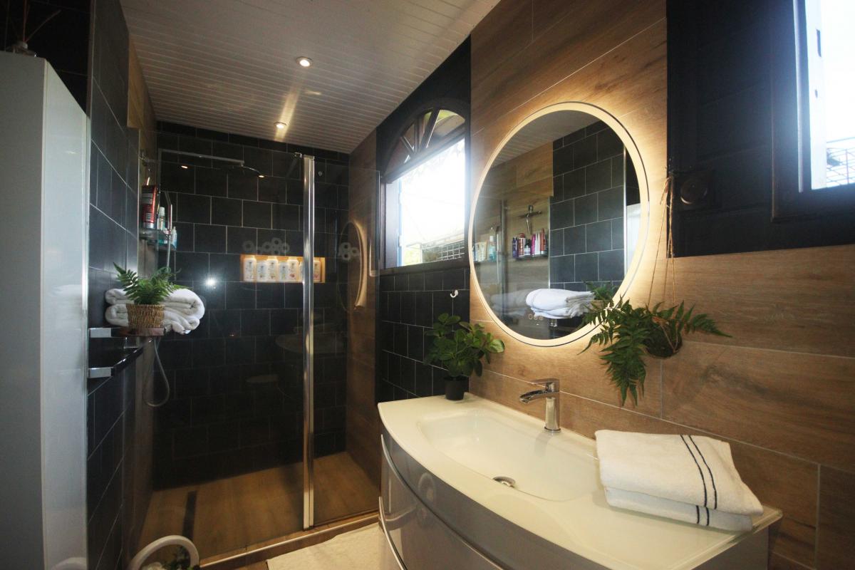 32 Location villa piscine 2 chambres Martinique_la salle d'eau