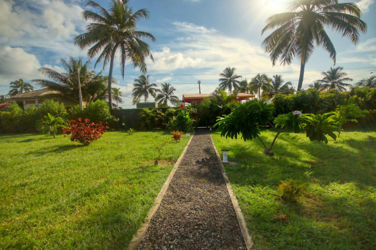 39 Location villa piscine 2 chambres Martinique_plage derrière cocotiers