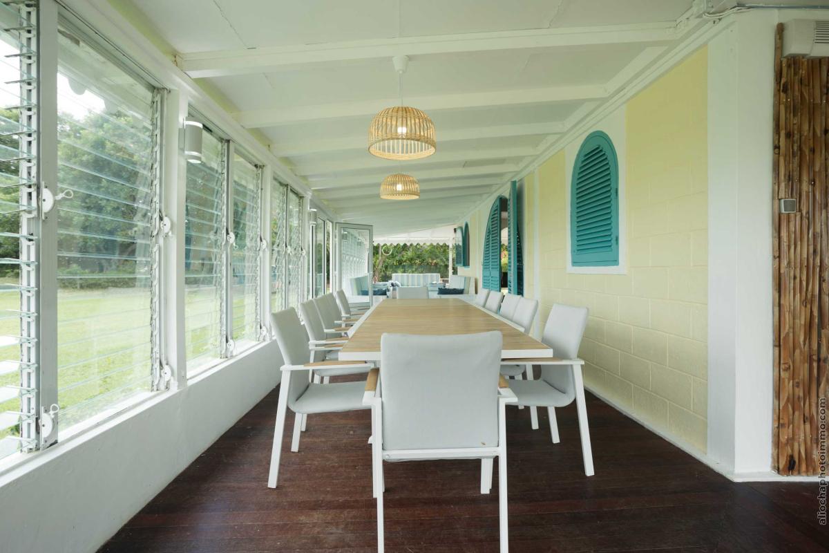 11 Location villa Vauclin extérieur table à manger et salon