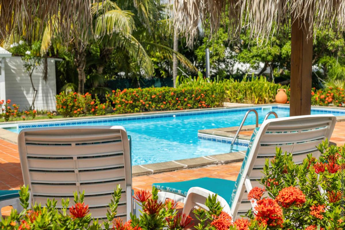 4 Location villa Vauclin extérieur piscine transats 2
