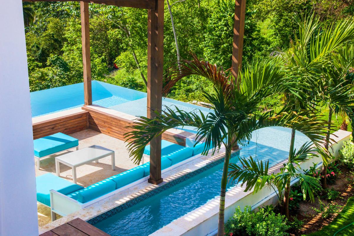 Location villa Las Terrenas - Le salon extérieur et la piscine