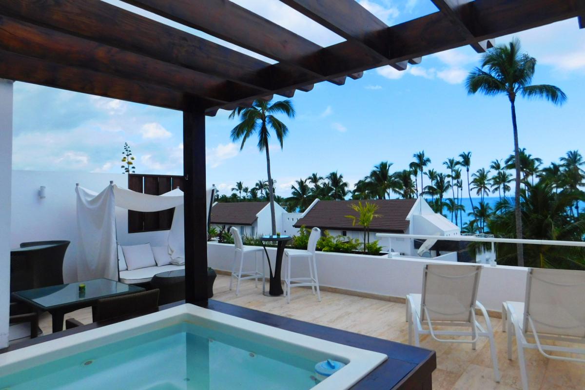 Location villa Las Terrenas - Le coin salon et le jacuzzi de la terrasse ouverte