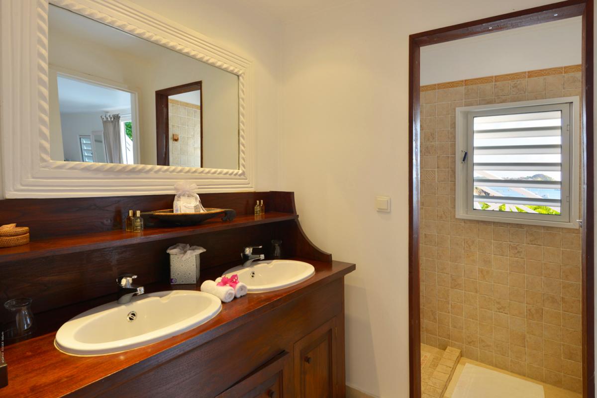 Location villa Corossol - La salle de douche de la chambre 1