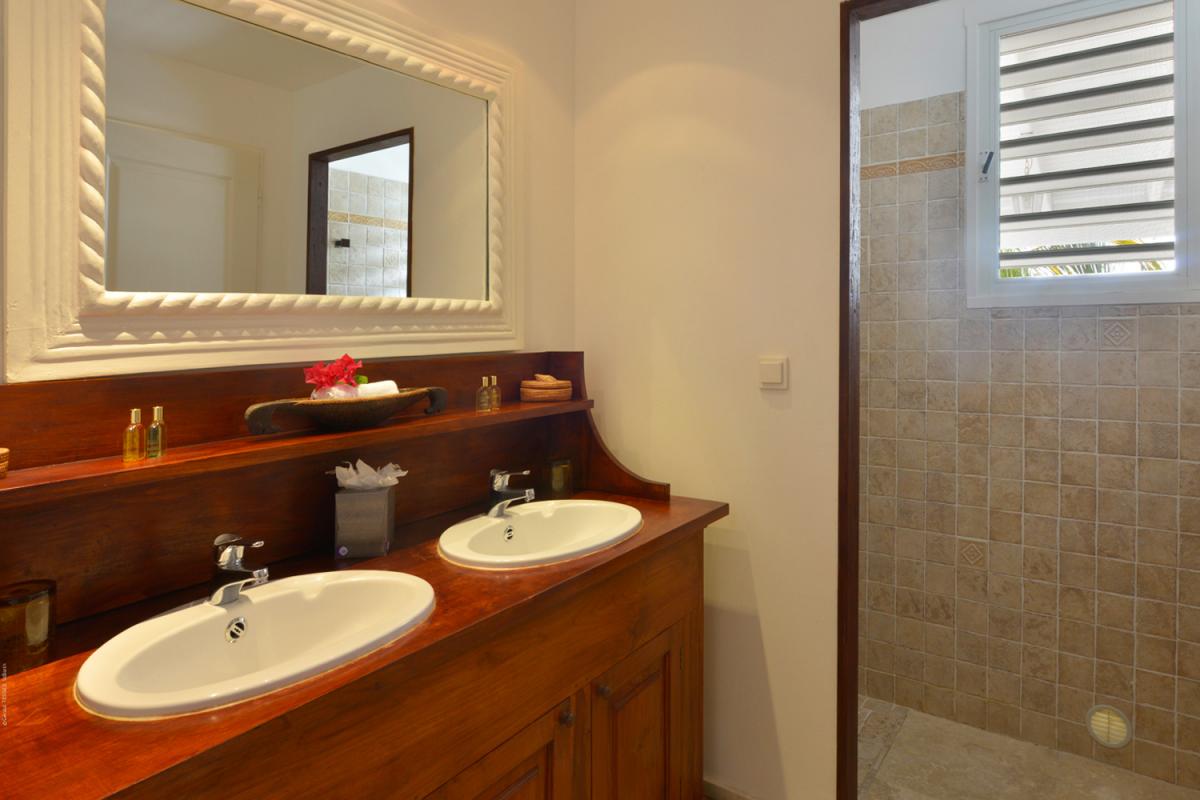 Location villa Corossol - La salle de douche de la chambre 3