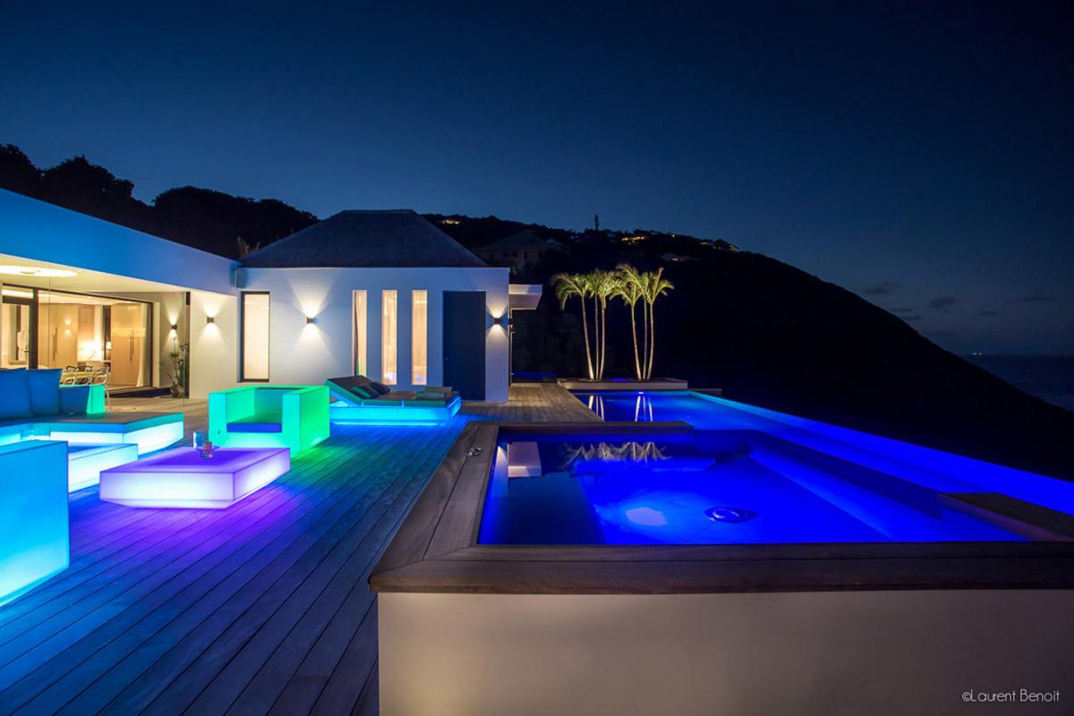 Location villa Flamands - La terrasse et la piscine la nuit