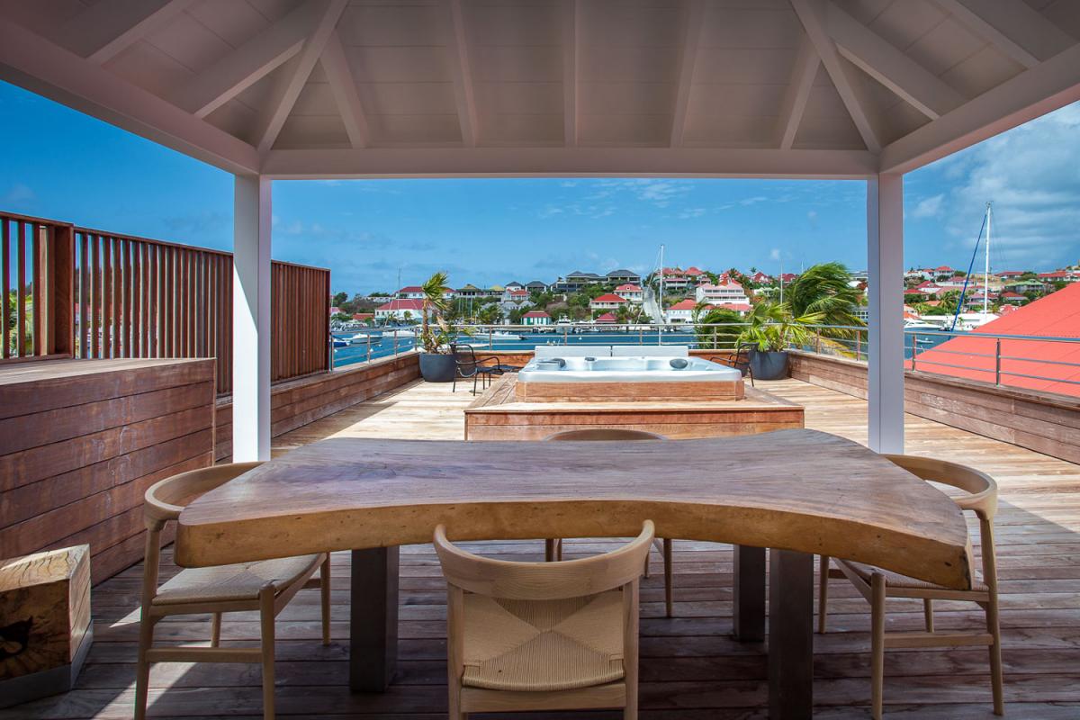 Location villa Gustavia - Le coin repas de la terrasse