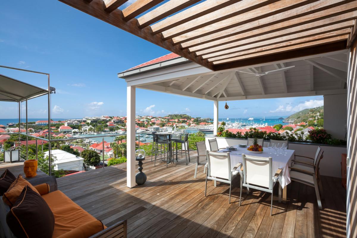 Location villa Gustavia - Le coin repas de la terrasse