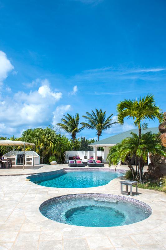 Location villa Pointe Milou - La piscine et le jacuzzi