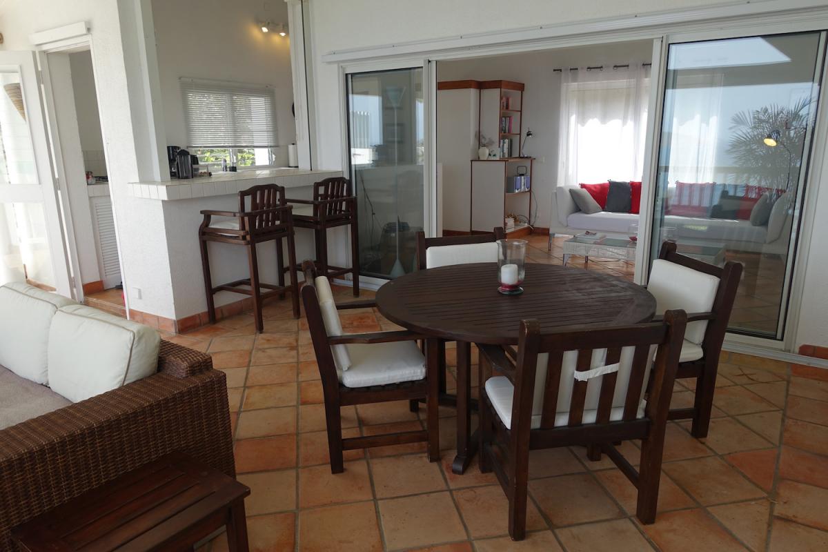 Location villa Pointe Milou - Le coin repas de la terrasse