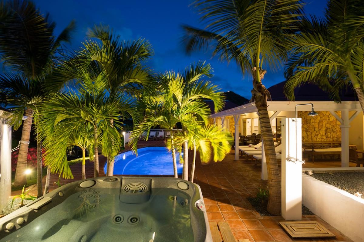 Location villa Saint-Jean - La piscine et le jacuzzi la nuit