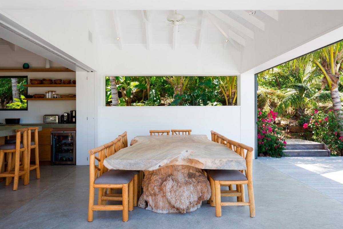 Location villa Toiny - Le coin salle à manger de la terrasse principale