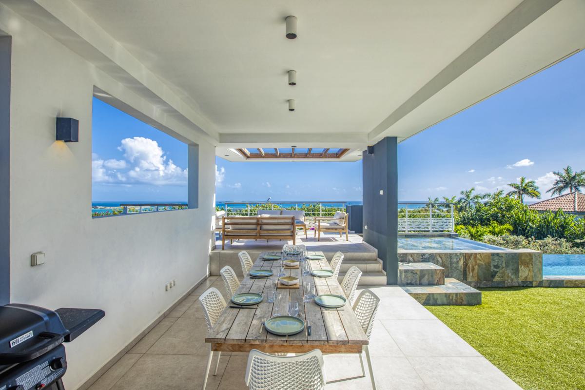 A louer villa 4 chambre Baie Orientale Saint Martin_ Table extérieure