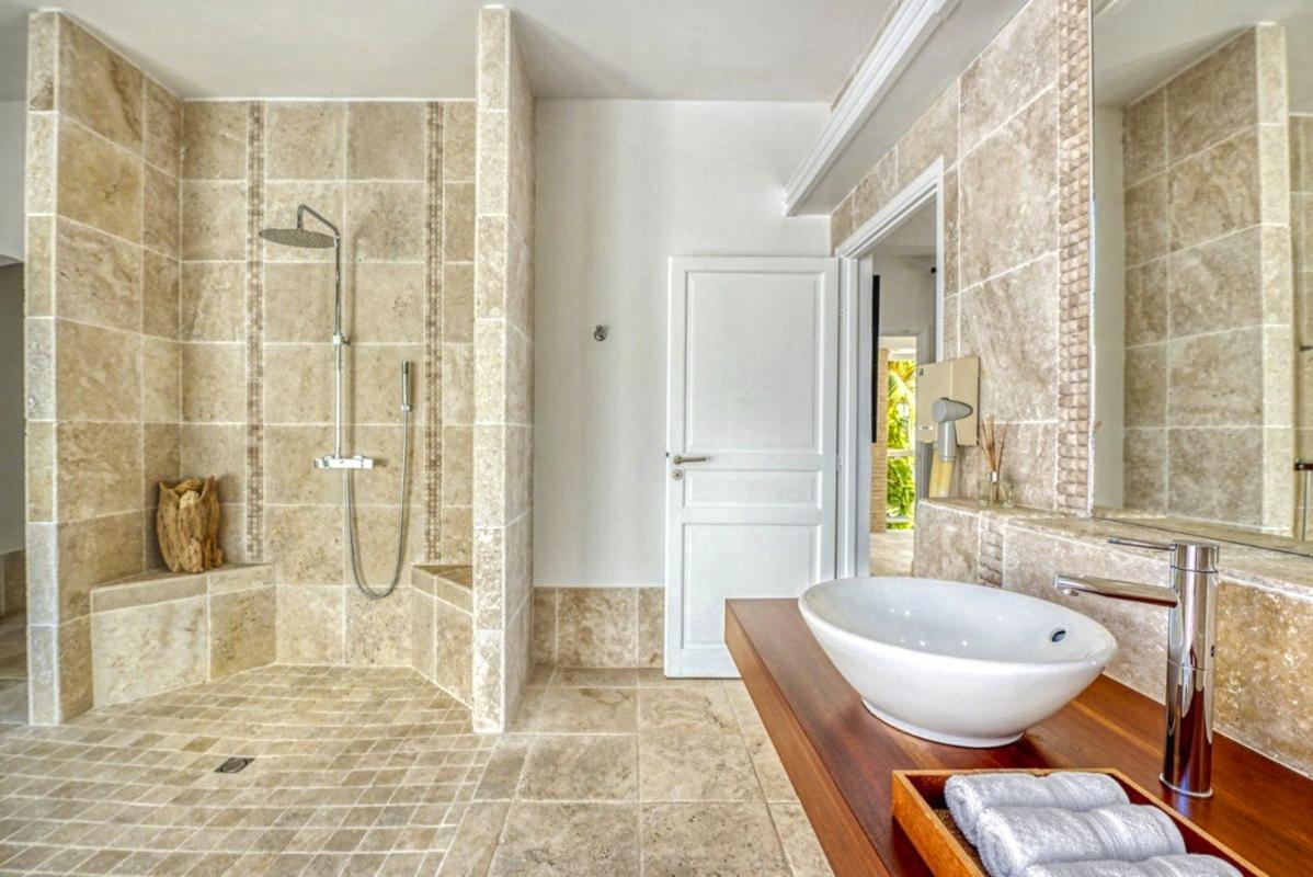 A louer villa Saint Martin Terres Basses - Villa 3 chambres 6 personnes - Vue Baie Longue - A proximité de Baie aux Prunes - Piscine et Vue Mer