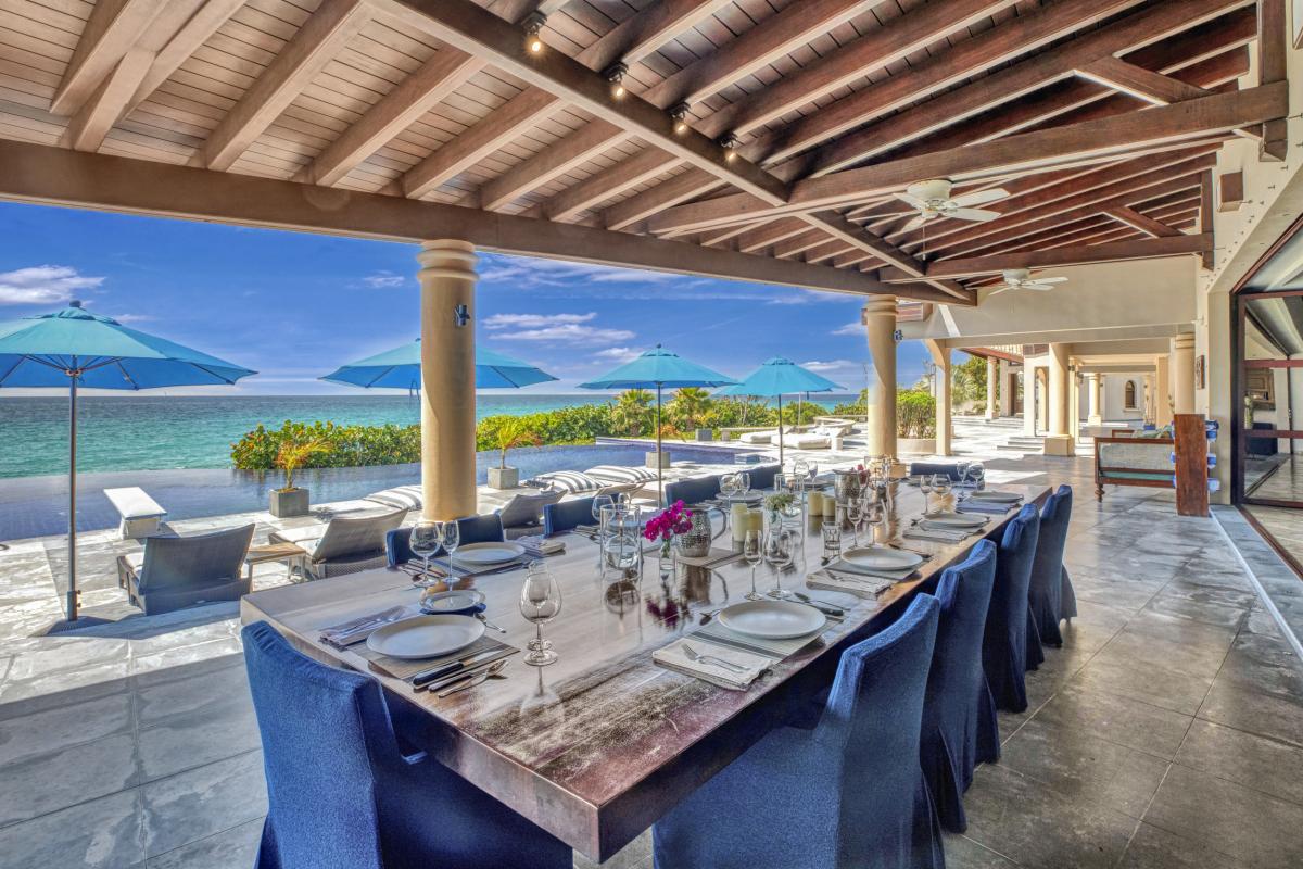 A louer villa 5 chambres Terres Basses Saint Martin_ Table extérieure