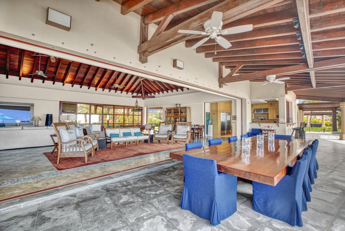 A louer villa 5 chambres Terres Basses Saint Martin_ Table extérieure