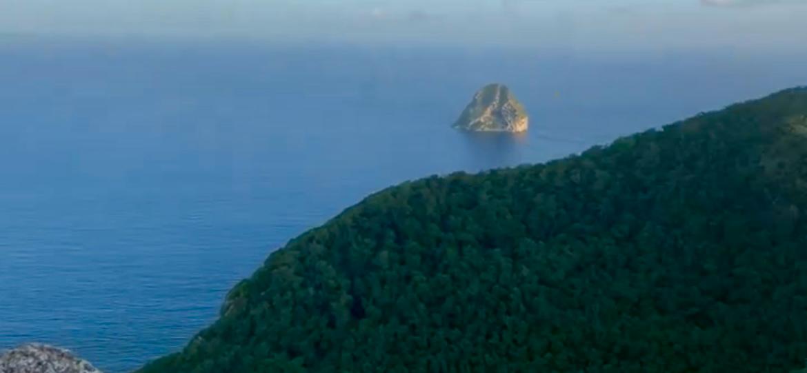 Le Morne Larcher en Martinique vue sur le Rocher du Diamant Le Morne Larcher en Martinique vue sur le Rocher du Diamant