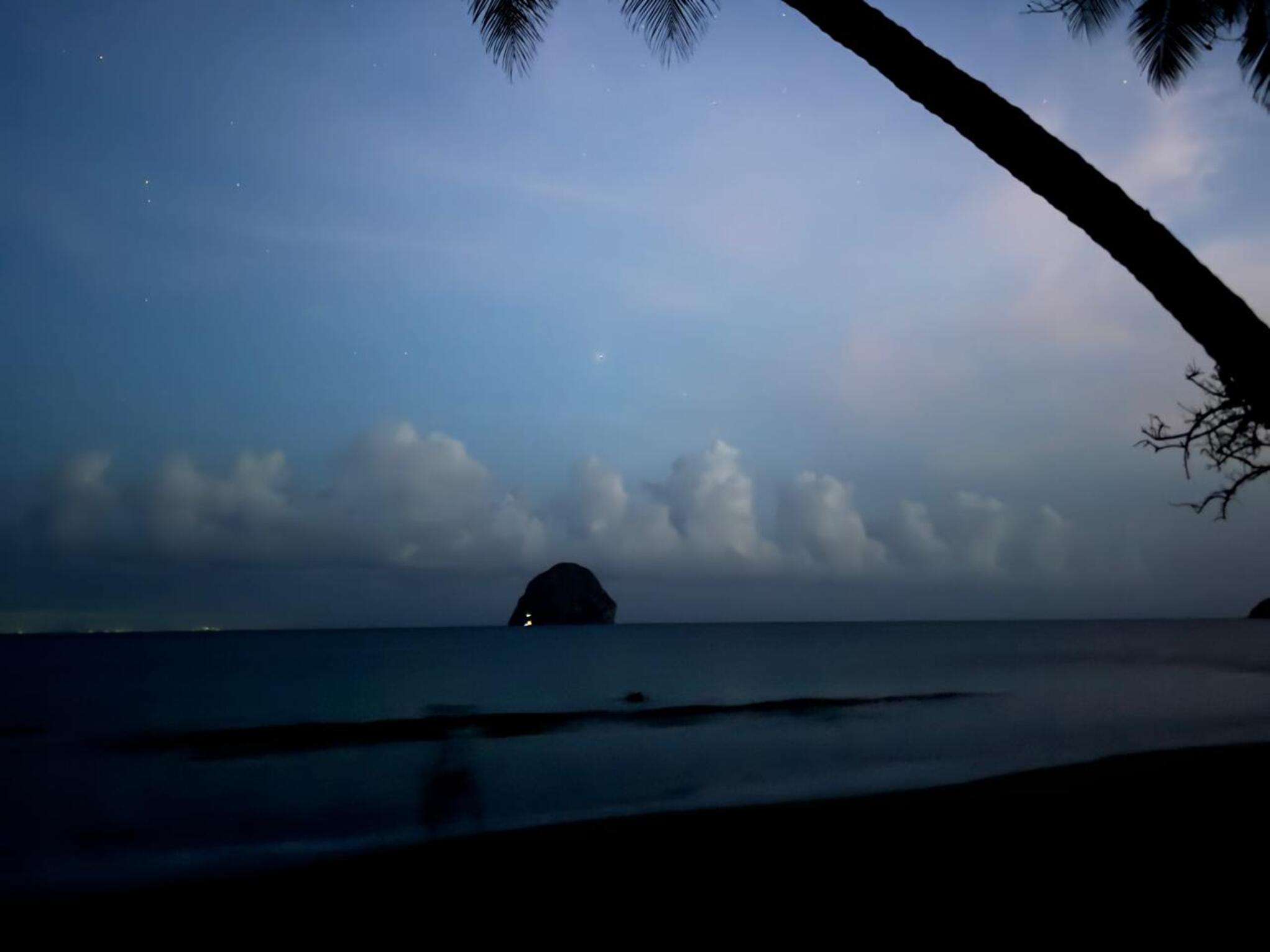 Le Rocher du Diamant en Martinique nuit